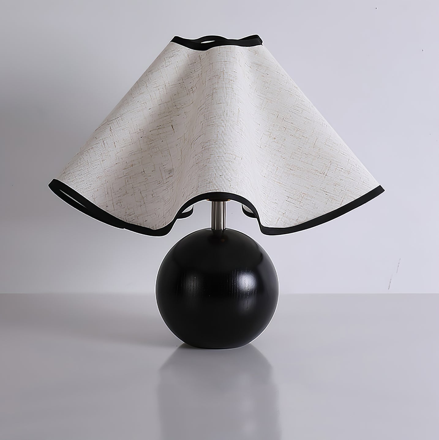 Meriloch | Sculpturale golf stoffen houten basis tafellamp