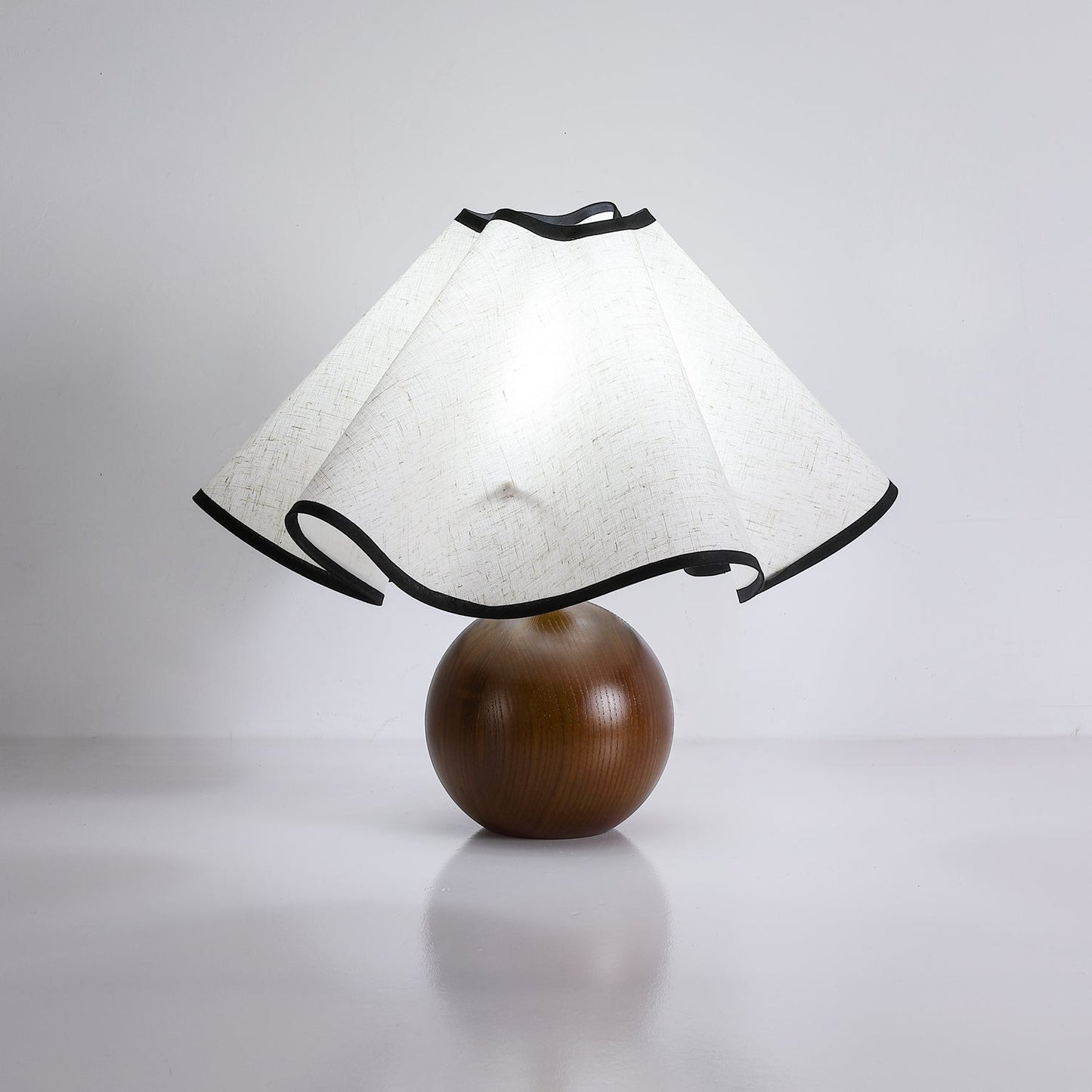 Meriloch | Sculpturale golf stoffen houten basis tafellamp