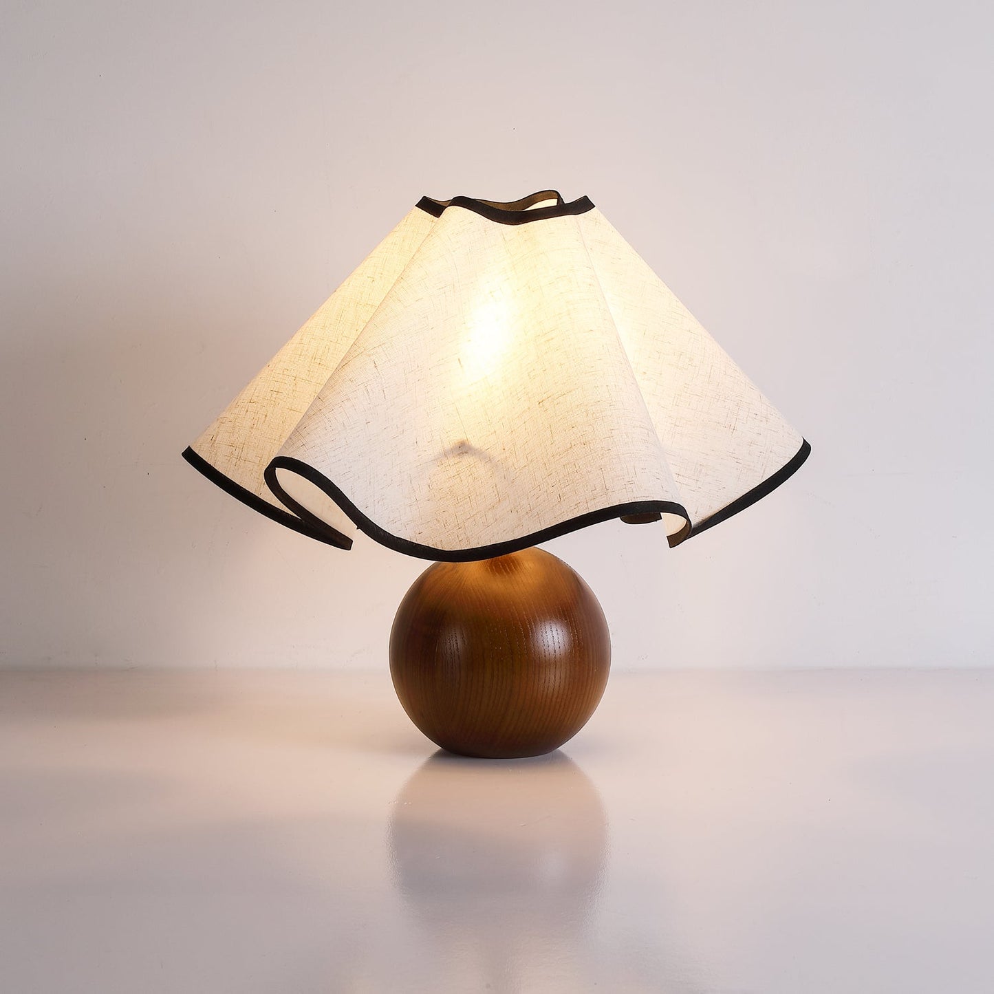 Meriloch | Sculpturale golf stoffen houten basis tafellamp