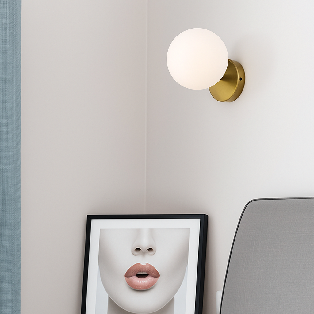 Krythall | Geometrische Mat Glazen Bol Vergulde Wandlamp