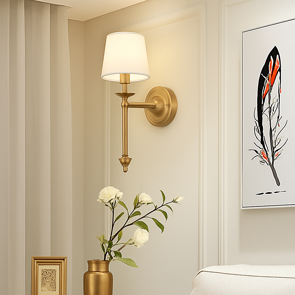 Kelmscott | Moderne Geribbelde Metalen Wandlamp met Stoffen Kap