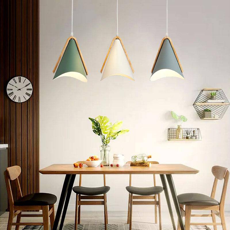 Veldoran | Noordse taps toelopende houten en ijzeren hanglamp