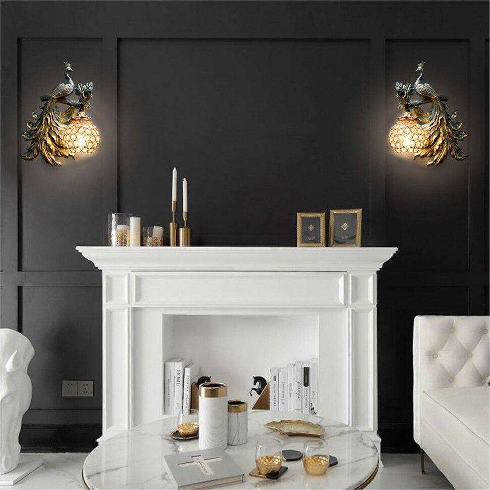 Meridian | Sculpturale Pauw Silhouet Glas-in-lood Wandlamp