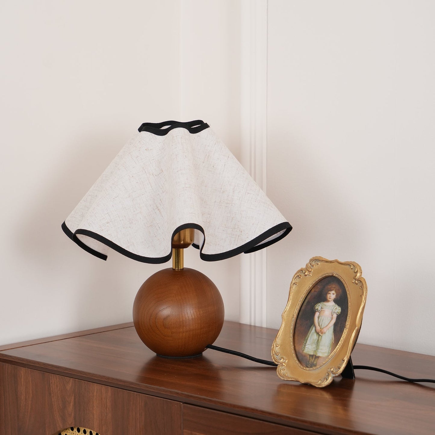 Meriloch | Sculpturale golf stoffen houten basis tafellamp