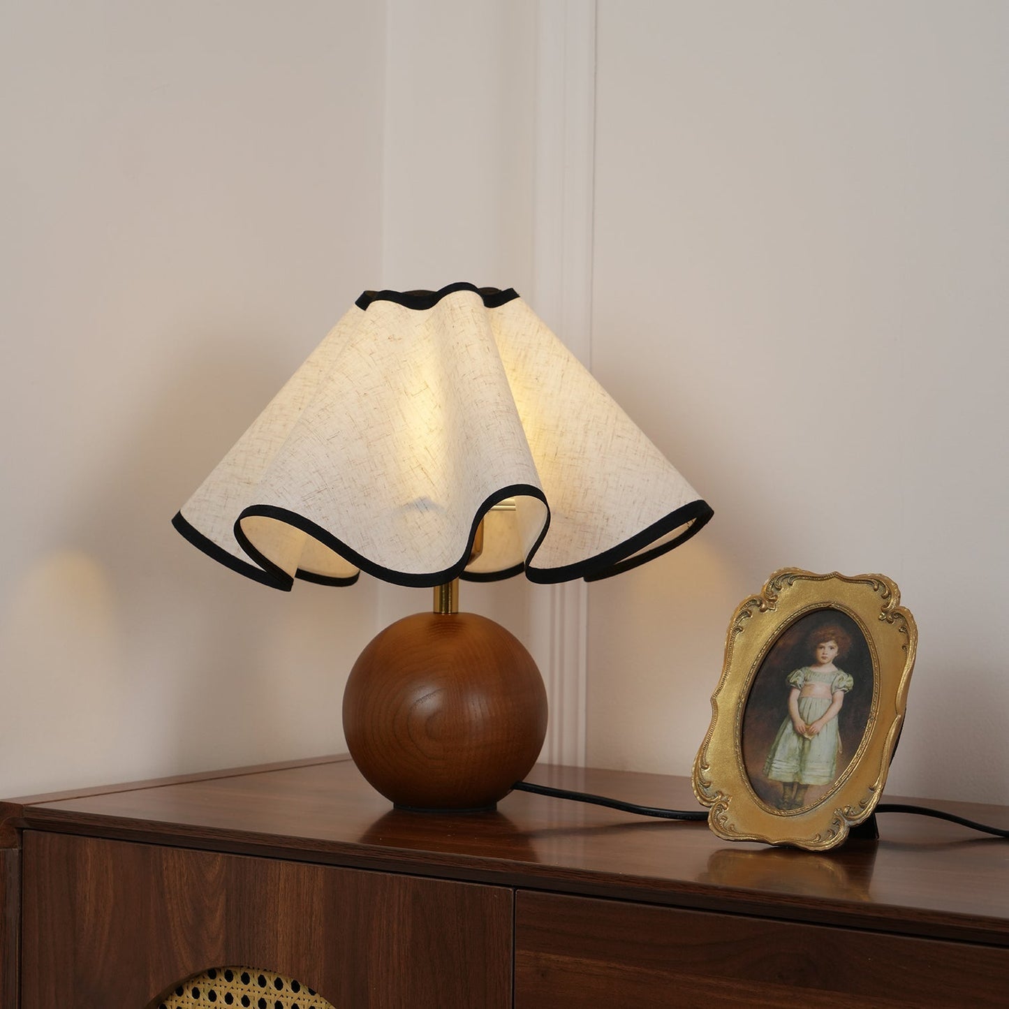 Meriloch | Sculpturale golf stoffen houten basis tafellamp