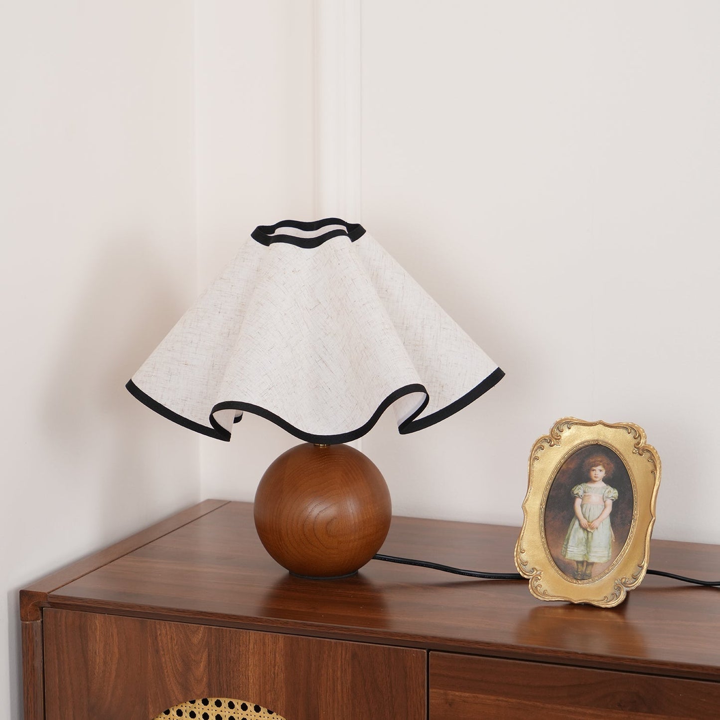 Meriloch | Sculpturale golf stoffen houten basis tafellamp
